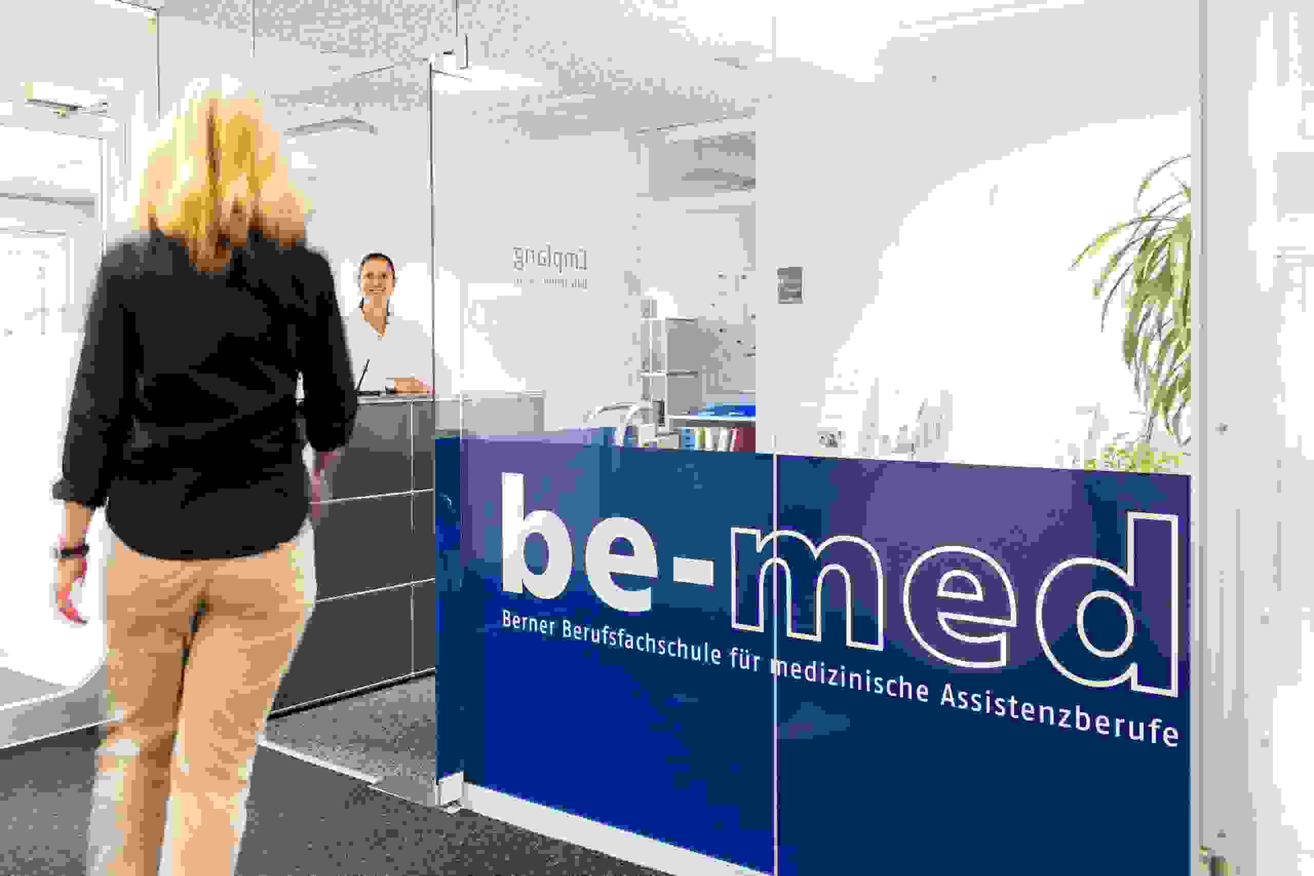 Der Innenhof der be-med, mit einer Lernendengruppe, die sich unterhalten. 