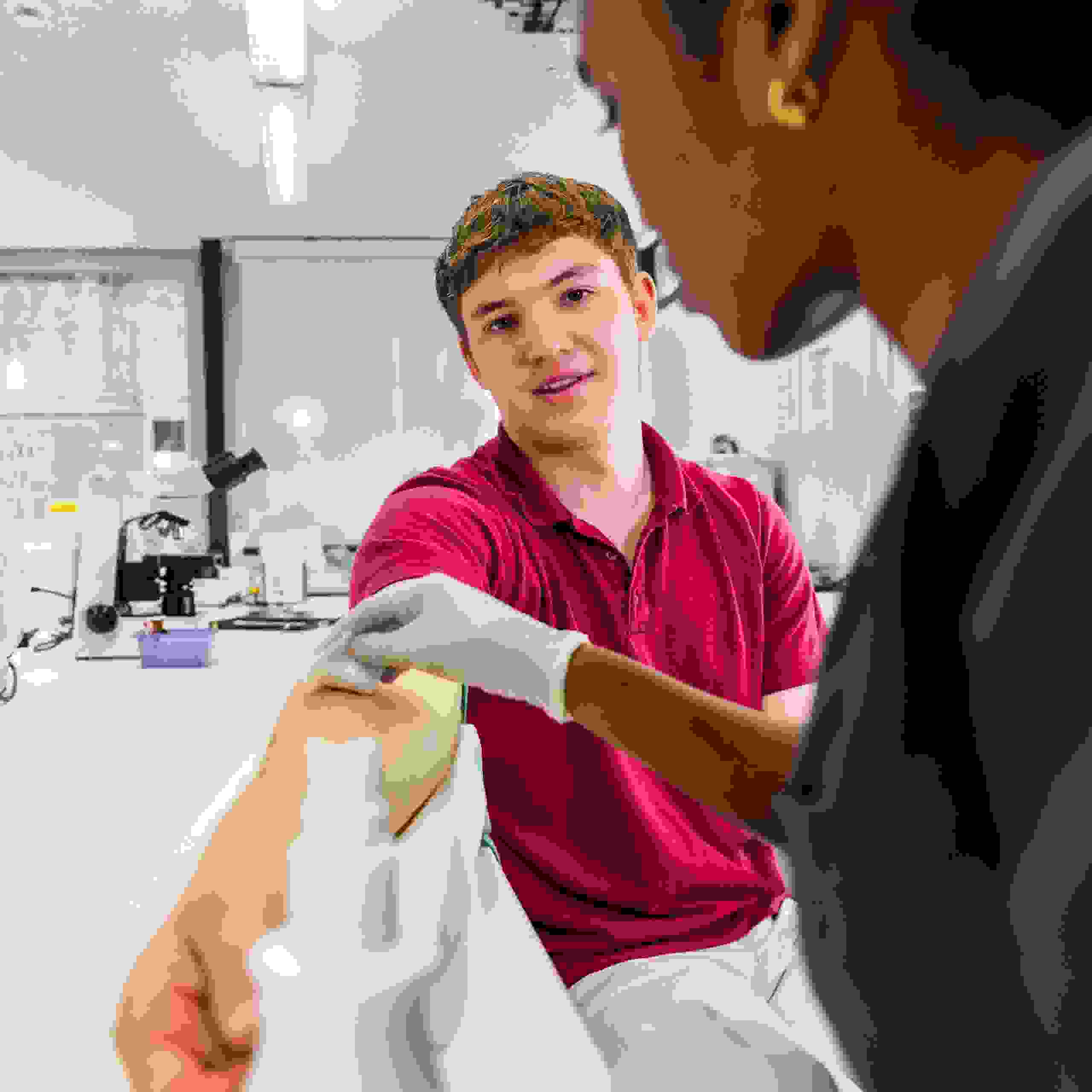 Medizinische Praxisassistentin im Labor bei Blutentnahme