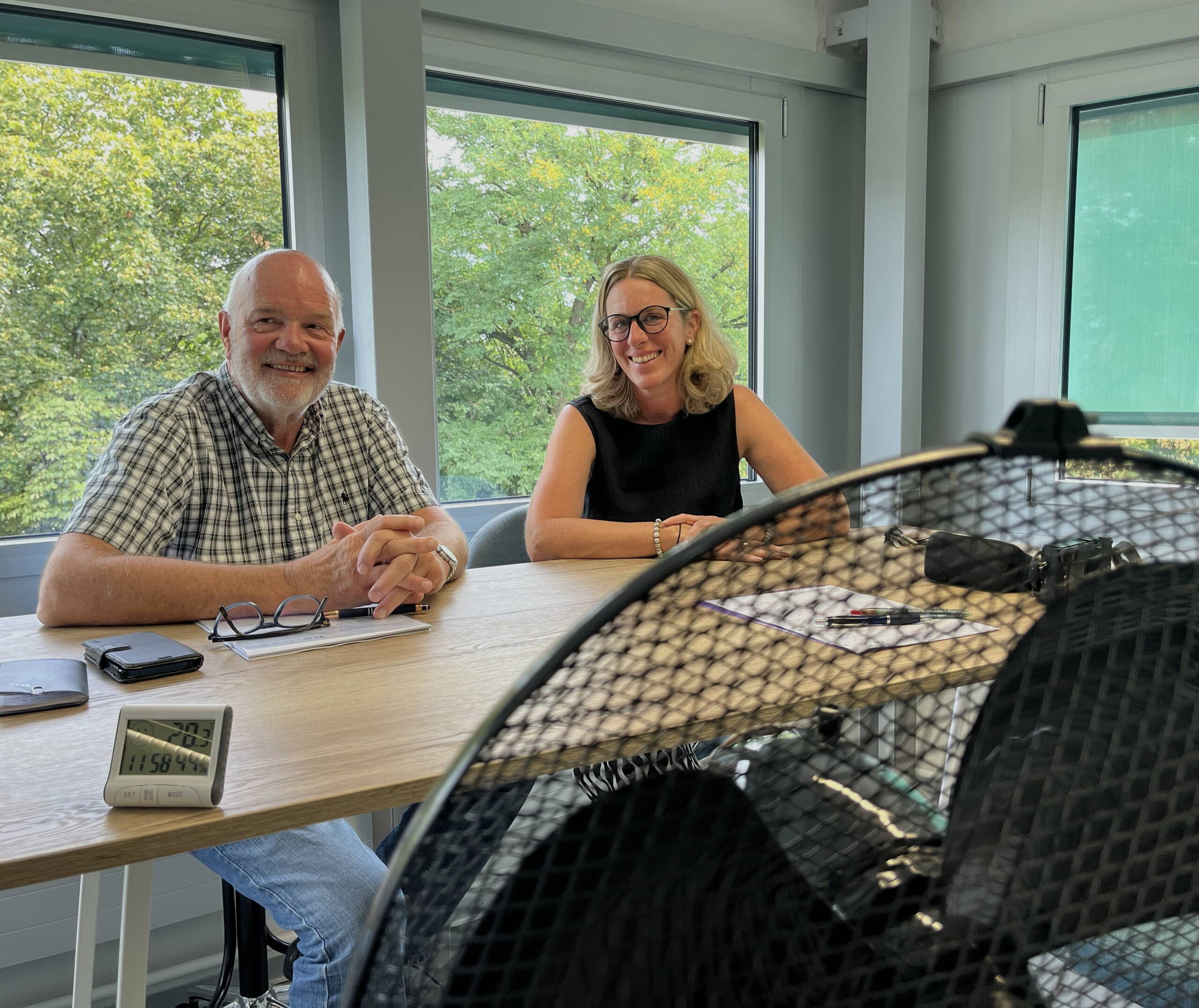 Christoph Haenssler im Gespräch mit Rahel Räz. Auch im September zeigt das Thermometer im 3. Stock noch über 28 Grad an. Bilder: Julian Zahnd