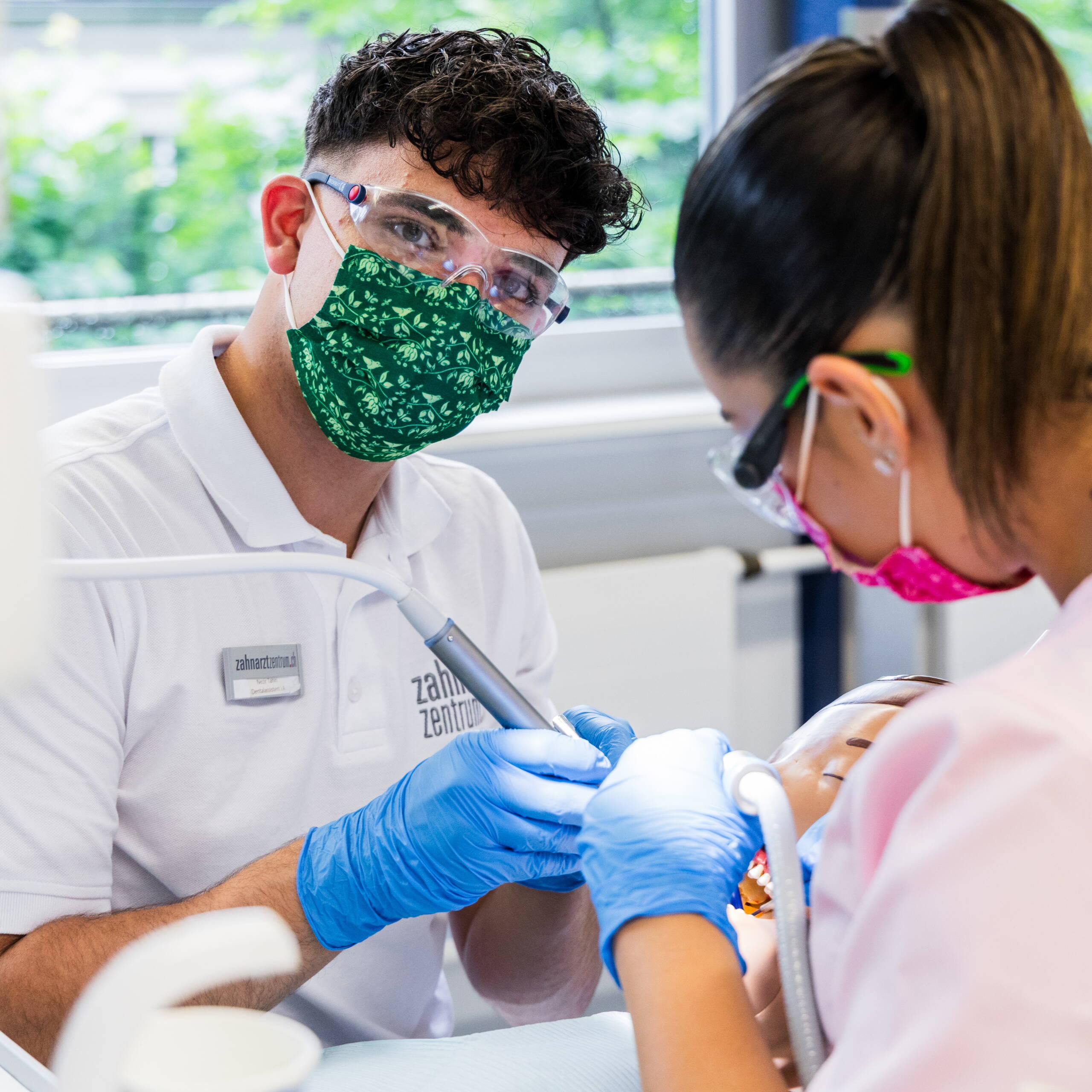Dentalassistent bei einer Behandlung