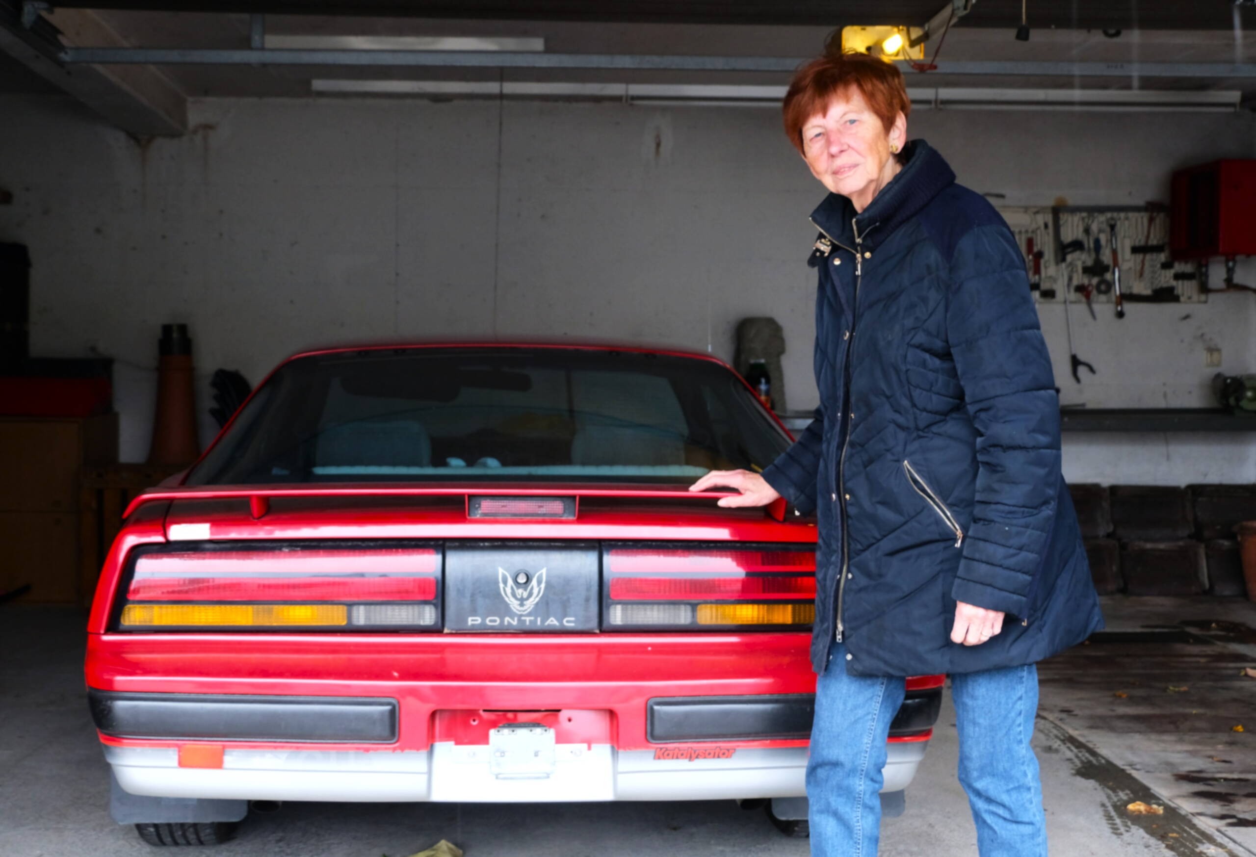 Pontiac "Firebird" Früher wollte sie Rennfahrerin werden: Erika Kaufmann mit ihrem Pontiac «Firebird». Bild: Julian Zahnd