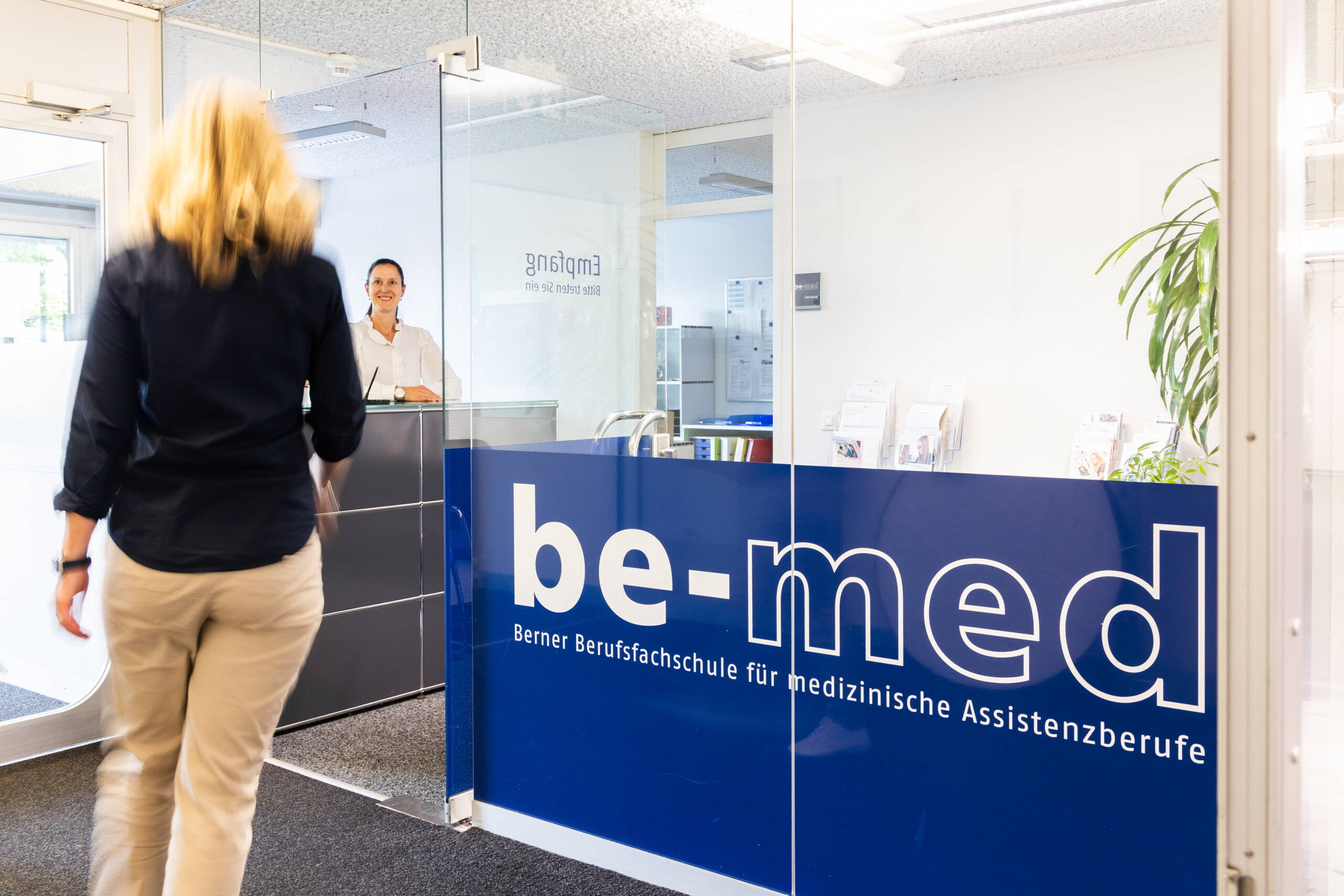 Innenhof be-med mit Lernenden Der Innenhof der be-med, mit einer Lernendengruppe, die sich unterhalten.